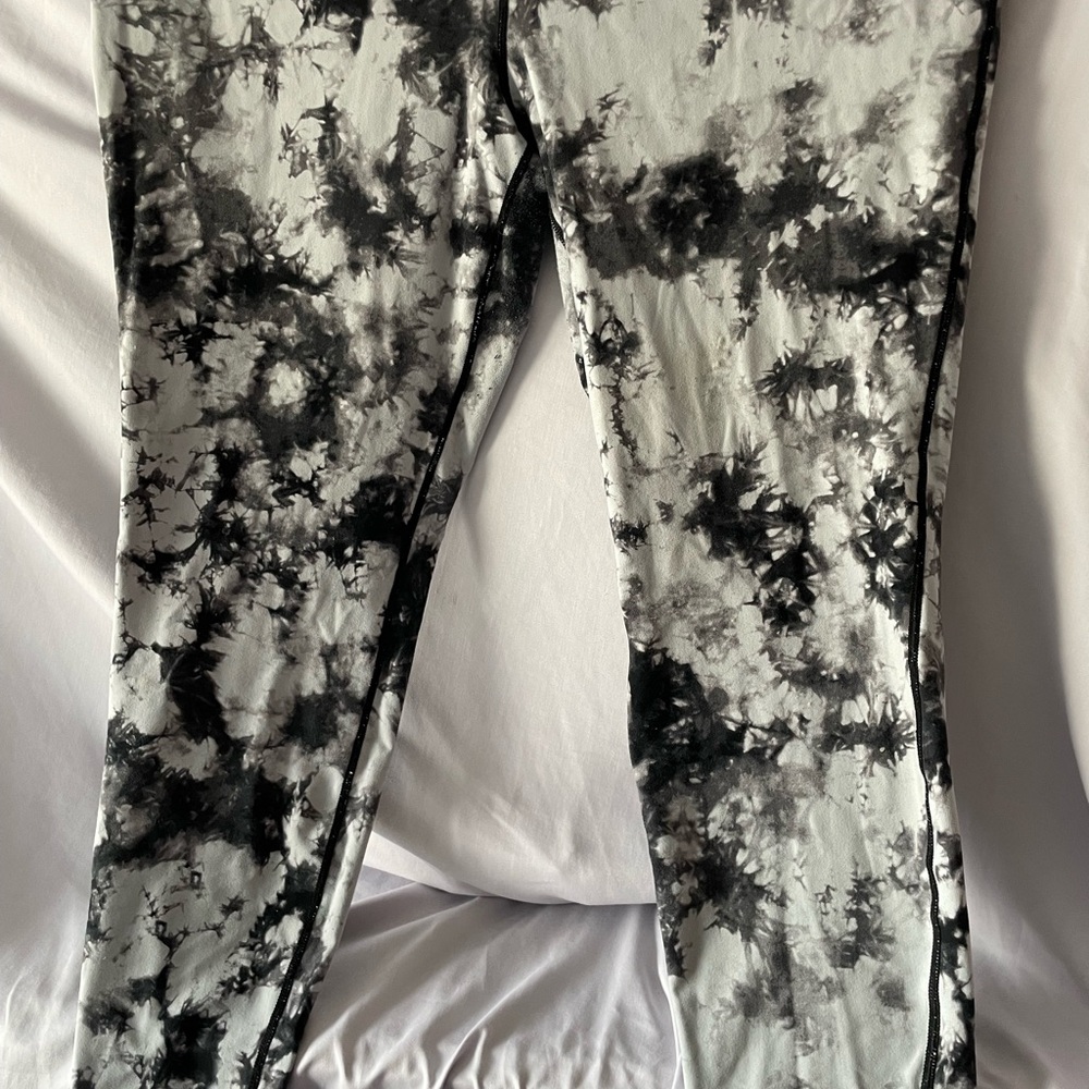 👀BUNDLE AND SAVE🥳 Torrid Black and White Tie-Dye Leggings